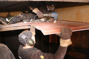  Meist sind drei Mitarbeiter mit den Nibblern beschäftigt, die alte Tankanlage zu zerkleinern. 