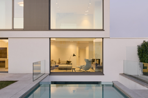  Das Fenstersystem heroal W 72 kombiniert Leistungseigenschaften mit Design für moderne Wohnarchitektur mit Nachhaltigkeitsanspruch. 