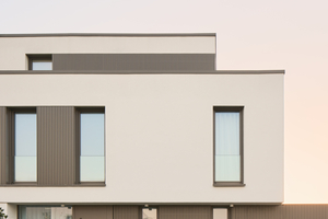  Die Eingangstür fügt sich in das Fassadendesign ein und bietet hohe Wärmedämmung.  