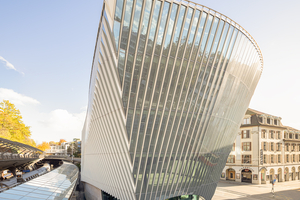  Spezielle Beschichtungen der Dreifach-Isolierverglasung kombinieren hohen Sonnenschutz mit effizienter Wärmedämmung und neutraler Reflexion.  