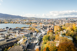  Das „Haus zum Falken“ schließt den Stadelhofer Platz städtebaulich ab und verbindet die öffentlichen Räume vom Zürichsee bis zum Opernhaus.  