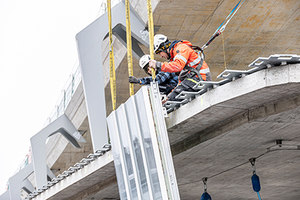  Im vergangenen Jahr stellten Aepli-Monteure die Glasfassade am "Haus zum Falken" fertig. 