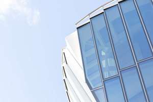  Die Rückseiten der äußeren Verbundsicher-heitsscheiben erhielten einen umlaufenden Randsiebdruck, der das Erscheinungsbild opti-miert und den Isolierglasrandverbund verdeckt.  