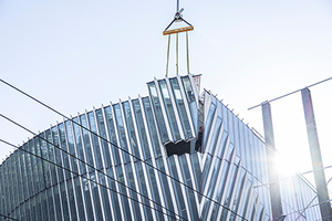  Die Montage der Glas-Metall-Fassadenelemente erfolgte gerüstlos, was ein hohes Maß an logistischer Präzision und sicherheitstechnischer Koordination verlangte.  