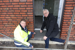  Dieter Jungmann und Heribert Sickmann (v.l.) sind mit dem Ergebnis des Einbaus zufrieden. 