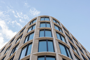  Beim Biegen und der Kantenbearbeitung der großformatigen Glaselemente im Werk von Finiglas war umfassendes Know-how erforderlich. 