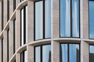  rchitektonischer Eyecatcher am Gebäude sind die abgerundeten Ecken der Fassade mit gebogenen Isoliergläsern. 