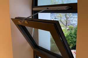  Die motorisch betriebenen Fensterantriebe reagieren automatisch auf Luftqualität und Temperatur, ermöglichen eine bedarfsgerechte Lüftung. 