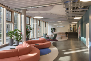  Im Erdgeschoss ist eine Gebäudehälfte mit einer Fassade in Holz-Aluminium-Konstruktion realisiert, für die passgenaue Schüco Einsatzelemente gefertigt wurden. 