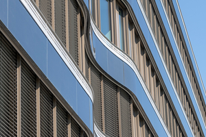  Der Form der Brüstungsverkleidungen am Gebäude folgend, kamen neben üblichen flachen PV-Modulen auch eigens angefertigte, konvexe und konkave PV-Module zum Einsatz. 