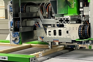  Im Klipsaggregat werden die Klipshalter vollautomatisch und passgenau auf dem Rahmen positioniert und verschraubt.  