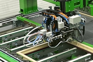  Der Beschlagautomat führt die Beschlagteile selbstständig zu, bohrt und verschraubt sie präzise am fertigen Rahmen. 