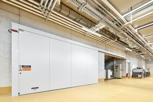  Hinter dem Feuerschutz-Schiebetor befindet sich der Lastenaufzug. 