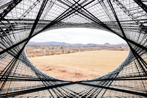  Kleine Aussparungen im Gewebe gewähren einen freien Blick in die Umgebung. 
