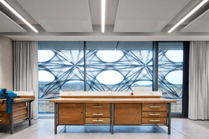  Die hölzerne Werkbank erscheint in dem modernen Gebäude fast schon als eklektischer Akzent. 