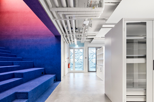  Die Farbverläufe in den Sitzkojen erinnern an traditionelle Gobelins. 