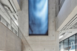  Im mittleren Bereich der Split-Level hängt eine textile Lichtinstallation von Ettlin Lux mit luftreinigendem Effekt. 