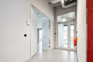  Die verglasten Aluminium-Rohrrahmenobjekttüren von Hörmann sorgen für Brandschutz und für Transparenz. 