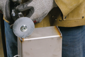  Mit der Scotch-Brite Precision Bristle Brush 120+ lassen sich Anlauffarben entfernen. 