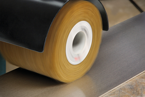  Mit der Scotch‑Brite Lamellenbürste lassen sich seidenmatte, gratfreie Oberflächen herstellen. 