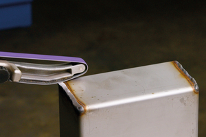  Für das Entfernen einer groben Schweißnaht ist das 3M Cubitron 3 Feilenband 1184F geeignet. 