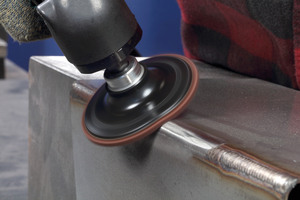  Für das Abtragen einer Schweißnaht an einer Außenecke zu empfehlen: die Scotch-Brite Präzisions-Vliesscheibe CRS. 