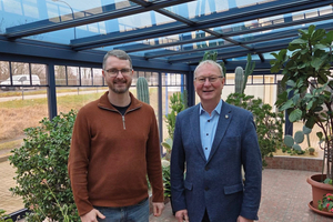  Nach dem Kauf von Selecta Herrmann hat Armin Schenk (r.), der Oberbürgermeister von Bitterfeld, Tobias Heine (l.) im vergangenen Jahr einen ersten Besuch abgestattet. 