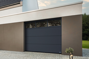  Das Lichtband lässt mehr Tageslicht in die Garage. 