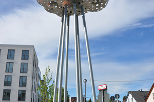  Vor einem Studentenwohnheim in München ragt das Kunstwerk „The Cloud“ der Künstlerin Michaela Biet in den Himmel. Sie hat seinerzeit in der Werkstatt von Weber &amp; Hermann gearbeitet. 