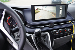  Die Rückfahrkamera und die Parksensoren sind serienmäßig; die Kamera ist in der Nummernschild-Beleuchtungsblende verbaut.   