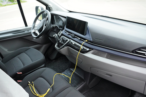  Im Innenraum gibt es manches aus Hartplastik, aber auch Ziernähte und edlere Materialien.  