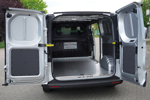  7,2 m³ Ladevolumen mit halbhoch verkleideten Seitenwänden und einem serienmäßigen Riffelblechboden, bei dem die Schraubenköpfe besser versenkt sein könnten.  