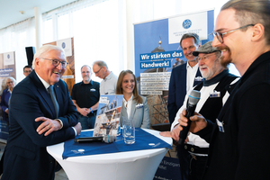  Der Stipendiat Pascal Reichert konnte mit Bundespräsident Frank-Walter Steinmeier über Metallgestaltung und Denkmalpflege sprechen.  