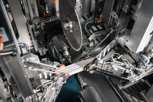  In einem Modul befinden sich zwei gegenüberliegende und gleichzeitig arbeitende 5-Achs-Fräsköpfe mit je einem Werkzeugwechsler sowie eine Säge von oben. Für alle Arbeitsschritte wird das Profil nur ein einziges Mal aufgespannt. 