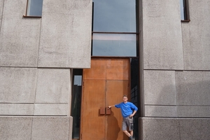  Das Kirchenportal stammt aus der Werkstatt von Silvio Höhne. 