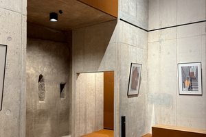  Im Innenraum wurde der Stahl aus Kostengründen mit einer Beschichtung versehen, die ihn aussehen lässt wie Cortenstahl. 