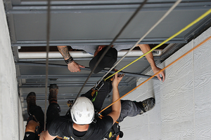  Ohne fachkompetente, digitalisierte, schwindelfreie und vor allem pfiffige Mitarbeiter geht heute nichts im Fensterbau – der Preisdruck ist massiv. 