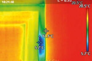  Die einströmende Luft hat hier eine Temperatur von 5,7°C. Das heißt, dass der Fensterfalz sehr stark abkühlt und seine Funktion als „Wärmetauscher“ verliert. 