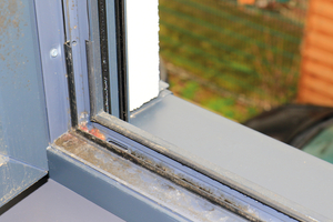  Ist die Abluftanlage ausgeschaltet, kann es bei dichten Häusern zu einem leichten Überdruck in den Räumen kommen, sodass über die Falzlüfter Raumluft zwischen Rollladen und Fenster gelangt und so Kondensat und/oder Schimmelpilz am Rollladenpanzer oder im Falz entsteht.  