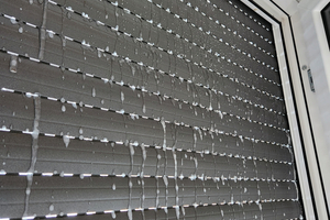  Sind Abluftanlagen ausgeschaltet, kann es zu einem Überdruck in den Wohnungen kommen. Raumluft wird dann durch die Falzlüfter nach außen gedrückt. Bei einem geschlossenen Rollladen führt dies zu Feuchtigkeit und Verschmutzung am Rollladenpanzer, im Winter auch zu einer Eisschicht, die den Rollladen blockiert. 