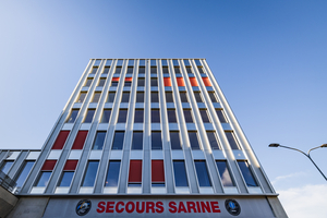  Gebäudefassade zum Eingang zur Rettungsdirektion Secours Sarine in Fribourg. 