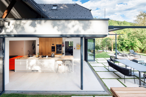  Zur Südterrasse hin lassen sich die Glas-Faltwände flexibel in zwei Richtungen öffnen.  