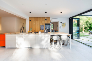  Ein offener, barrierefreier Raum bildet das Herz des Hauses - außen und innen gehen fließend ineinander über. 