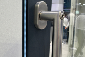  Durch den blauen Spalt kommt Frischluft in den Raum, ohne dass das Fenster versicherungstechnisch als geöffnet gilt. 