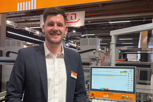  Ab einer Stückzahl von täglich 60 Türen kann sich das Aluminiumprofildurchlaufzentrum von Schirmer aus Verl lohnen, sagte Vertriebsmitarbeiter Marcel Schmidt am Messestand. 