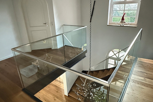  Diese Galerie hat wenig Tageslicht. Umso mehr profitiert der Raum von der Transparenz der Brüstung. 