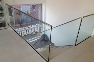  Die Raumwirkung lichter Ganzglasgeländer kommt in diesem Treppenhaus gut zur Geltung. 