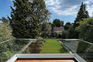  Der freie Blick in die Natur ist ein entscheidener Pluspunkt für Ganzglasgeländer. 