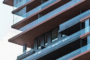  Vor allem bei hochwertigen Wohnbauten im Format Hochhaus gehören heute Glasgeländer zum architektonischen Standard. 