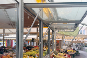  Die Gasfedern mit Einschubsicherung im Einsatz an einem Verkaufsstand. 